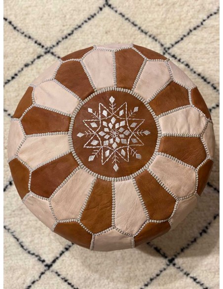 Grand pouf marocain en cuir caramel et naturel – Ø 20 po, H 13 po