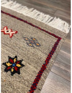 Tapis en laine gris à bordure bordeaux et motifs... 2