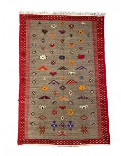 Tapis en laine gris à bordure rouge et motifs berbères,...
