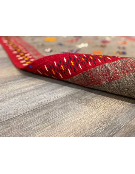 Tapis en laine gris à bordure rouge et motifs berbères, 40 x 60 po