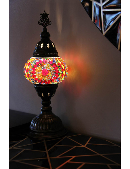 Lampe turque en mosaïque rouge à médaillon blanc, 13 po