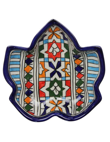 Leaf-shaped dessert plate, red and green checks