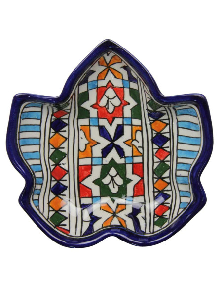 Leaf-shaped dessert plate, red and green checks