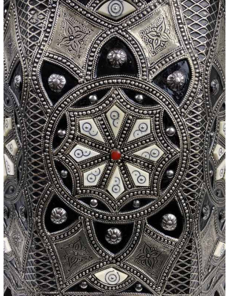 Table de bout marocaine en résine et incrustations de cuivre