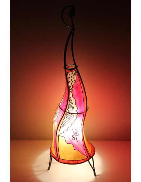 Lampe torsadée marocaine en cuir peint au henné, rose, 27 po