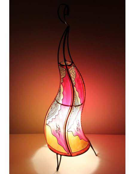 Lampe torsadée marocaine en cuir peint au henné, rose, 27 po