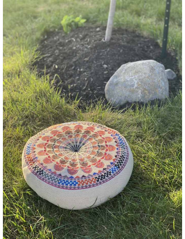 Coussin de méditation rond brodé rouge, Ø 16 po