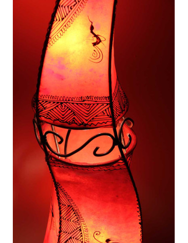 Lampe torsadée marocaine en cuir peint au...