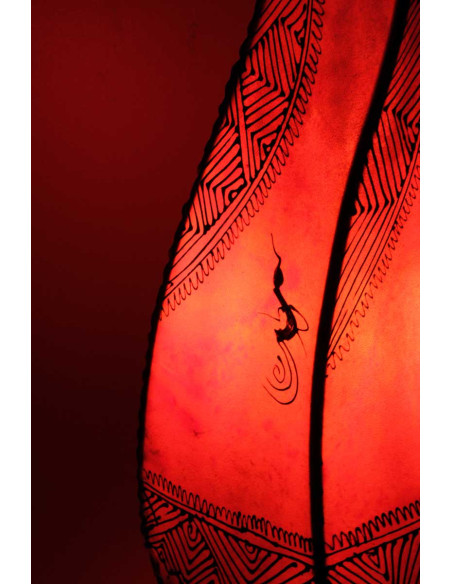 Lampe torsadée marocaine en cuir peint au henné, rouge, 70 po