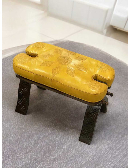 Chaise pliante selle de chameau en cèdre, cuir jaune