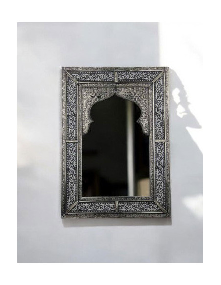 Miroir marocain à arche, cadre en métal argenté ciselé