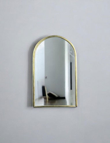 Miroir en forme de porte à cadre doré