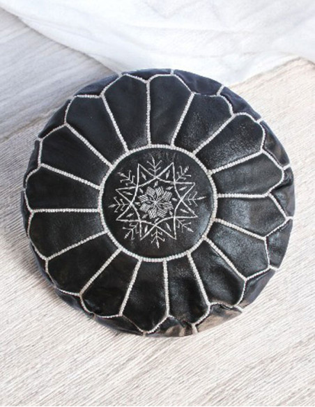 Grand pouf marocain en cuir noir – Ø 20 po, H 13 po
