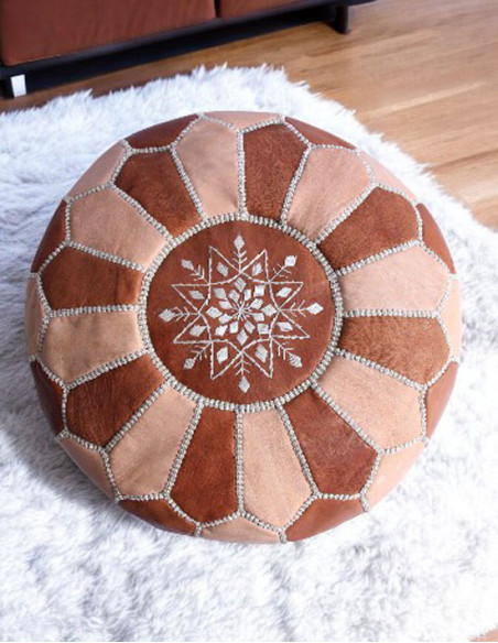 Grand pouf marocain en cuir caramel et naturel – Ø 20 po, H 13 po