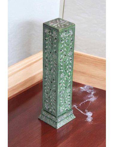 Porte-encens colonne carrée verte gravée