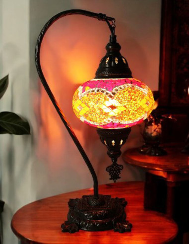 Lampe turque en mosaïque rouge et orange, 17 po