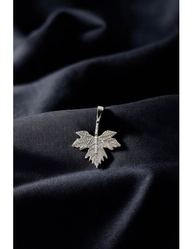 Maple leaf pendant
