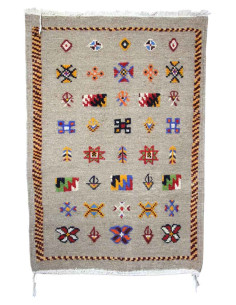 Tapis en laine gris à petits motifs berbères...