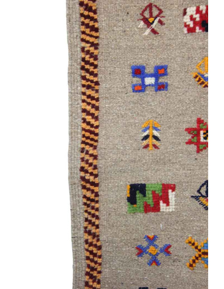 Tapis en laine gris à petits motifs berbères multicolores, 28 x 40,5 po