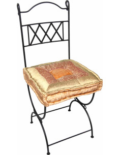 Chaise en fer forgé avec coussin doré