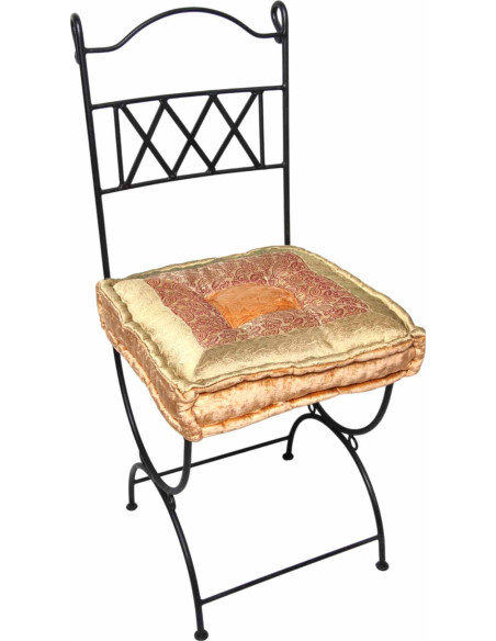 Chaise en fer forgé avec coussin doré