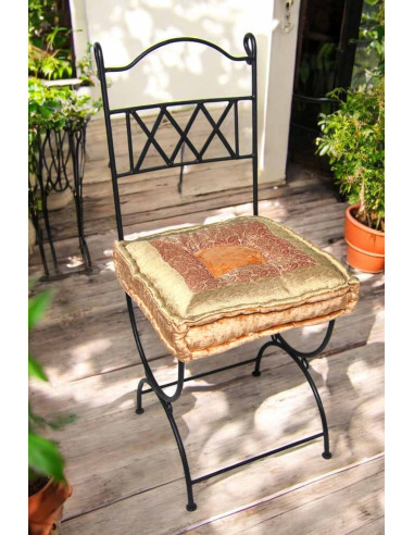 Chaise en fer forgé avec coussin doré