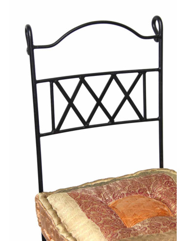 Chaise en fer forgé avec coussin doré