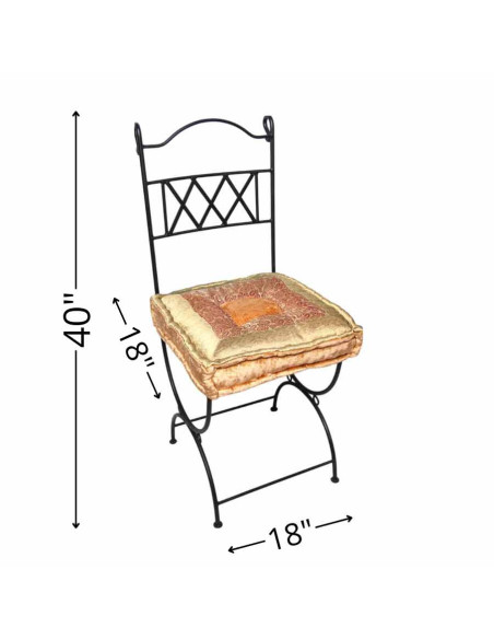 Chaise en fer forgé avec coussin doré