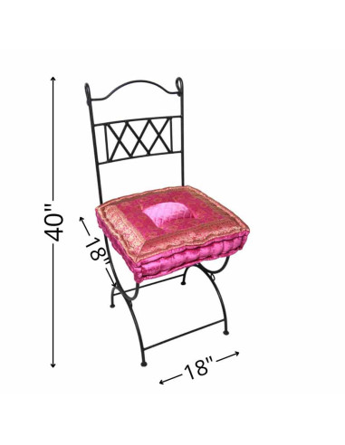 Chaise en fer forgé avec coussin fuchsia