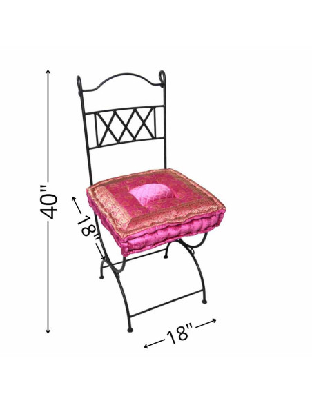 Chaise en fer forgé avec coussin fuchsia