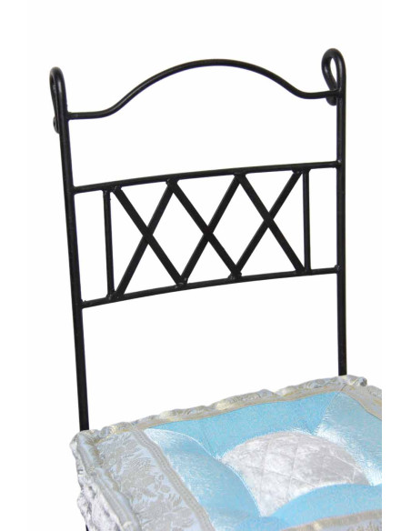 Chaise en fer forgé avec coussin blanc et bleu ciel