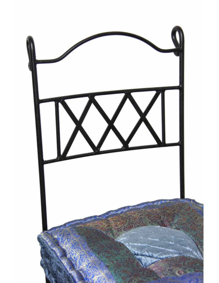 Chaise en fer forgé avec coussin bleu lavande