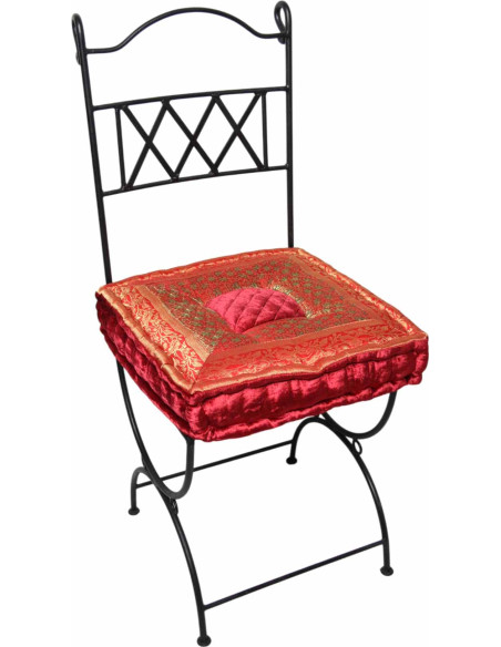 Chaise en fer forgé avec coussin rouge orangé