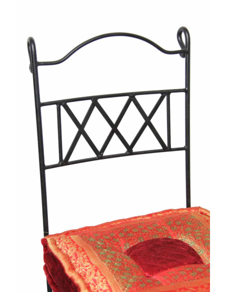 Chaise en fer forgé avec coussin rouge orangé