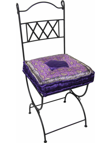 Chaise en fer forgé avec coussin violet
