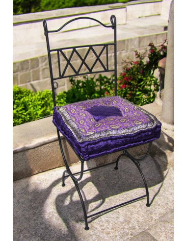 Chaise en fer forgé avec coussin violet