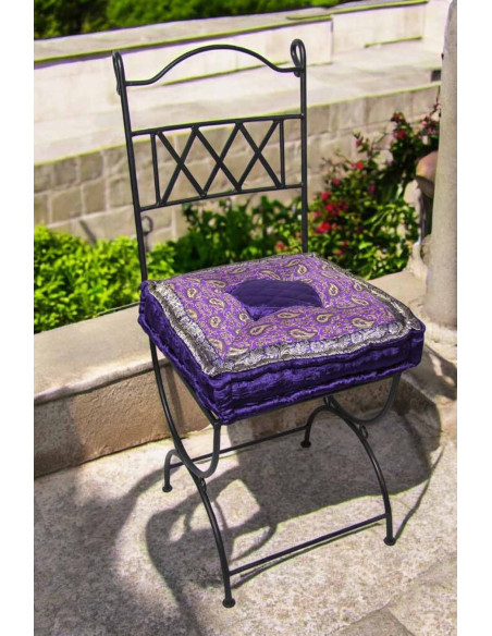 Chaise en fer forgé avec coussin violet
