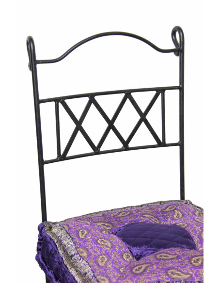 Chaise en fer forgé avec coussin violet