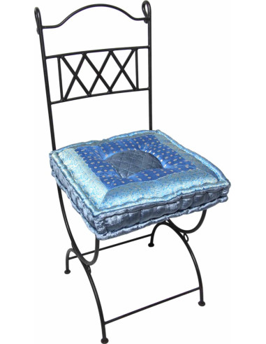 Chaise en fer forgé avec coussin bleu ciel
