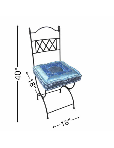 Chaise en fer forgé avec coussin bleu ciel