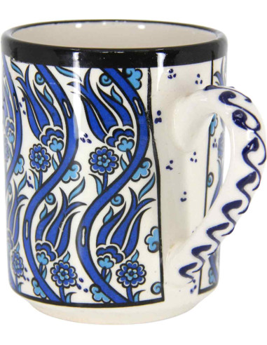 Tasse turque blanche à vagues de tulipes bleues