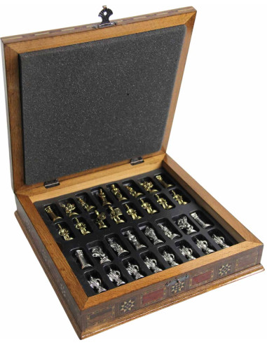 Jeu d'échecs en coffret marqueté, pièces dorées...