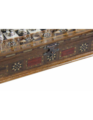 Jeu d'échecs en coffret marqueté, pièces dorées...