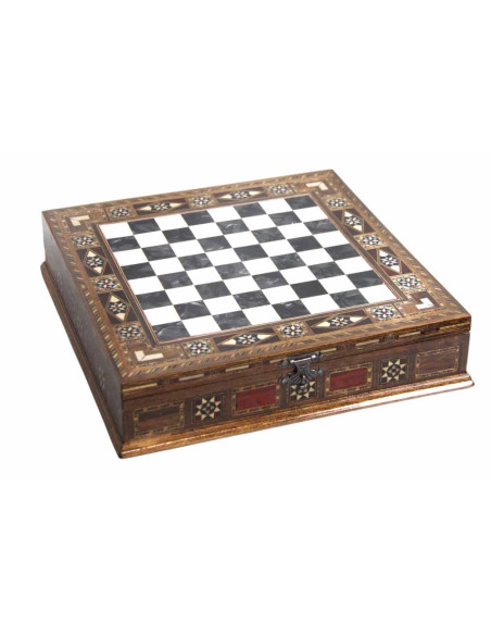Jeu d'échecs en coffret marqueté, pièces dorées et argentées