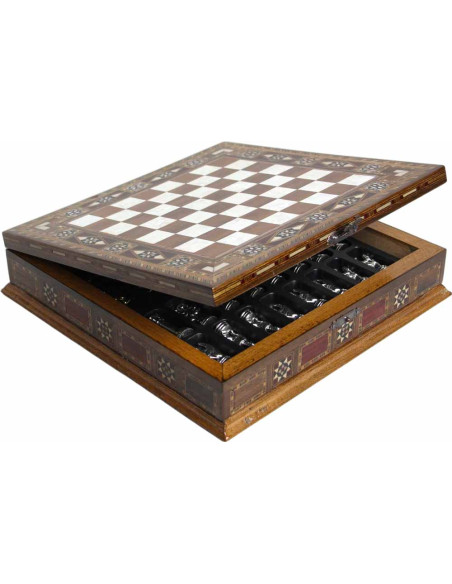 Jeu d'échecs en coffret marqueté, pièces argentées et cuivrées