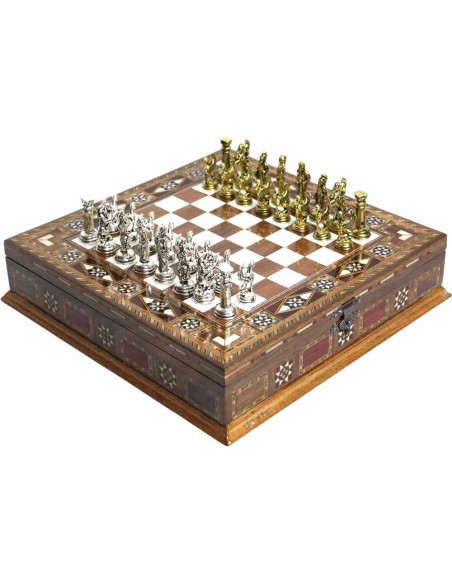 Jeu d'échecs en coffret marqueté, pièces argentées et cuivrées