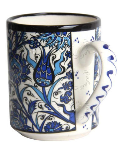 Tasse blanche à fleurs et feuillages bleus