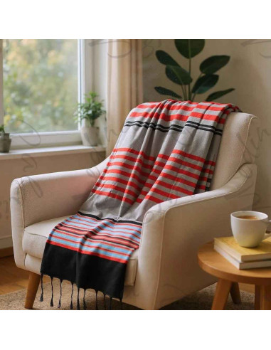 Fouta grise à rayures rouges et bleues