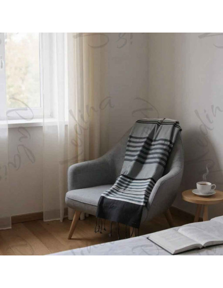 Fouta grise à rayures noires