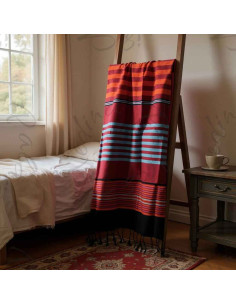 Fouta rouge à rayures bleues et bande noire 2